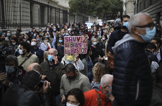 Lidé ve francouzském pístavu Marseille protestovali proti vládnímu naízení o...