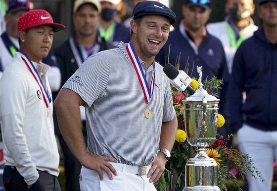 Americký golfista Bryson DeChambeau a pohár pro vítze US Open.
