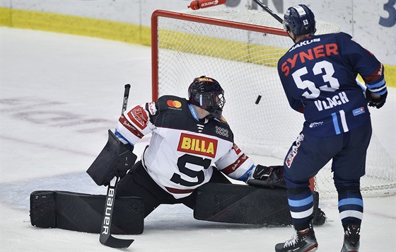 Liberecký Jaroslav Vlach p�ekonává branká�e  Mat�je Machovského ze Sparty.