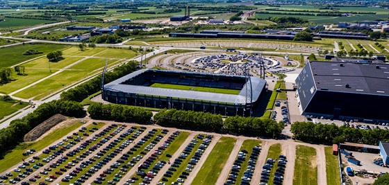 Moderní stadion fotbalist Midtjyllandu leí v tsném sousedství nemén...