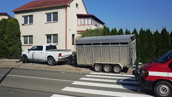 idi dodge zboil zídku a plynovou pípojku, z ní zaal unikat plyn.