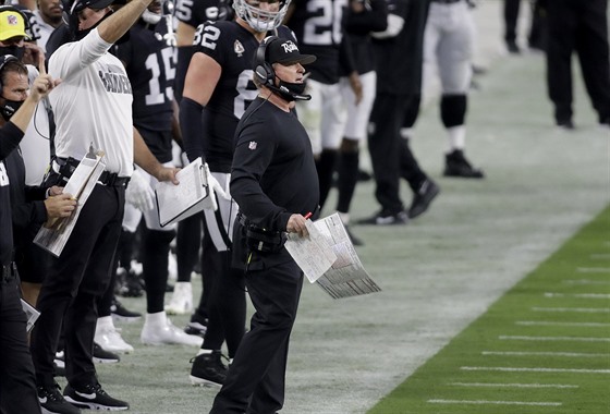 Jon Gruden, hlavní trenér Las Vegas Raiders, se snaí usmrnit své hráe.