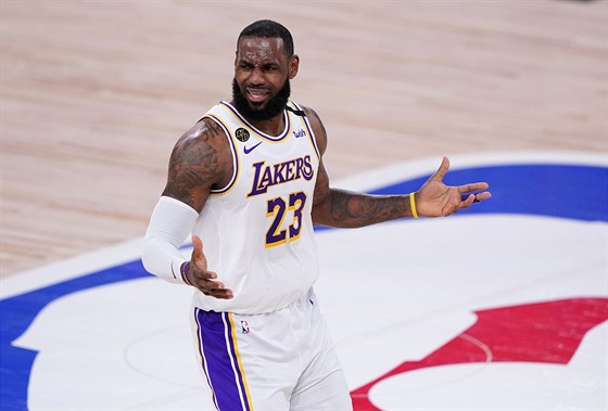 LeBron James z LA Lakers je rozladný.