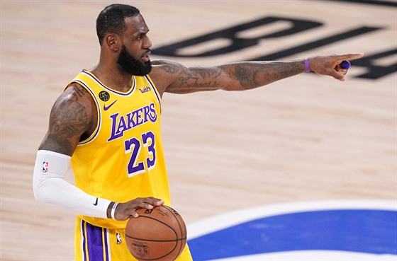 LeBron James z LA Lakers usmruje spoluhráe.