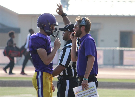 Quarterback Filip Brázdil (vlevo) dostává pokyny od trenéra.