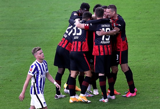 Fotbalisté Frankfurtu se radují z gólu v zápase s Herthou.