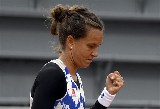 Barbora Strýcová se raduje v prvním kole na Roland Garros.