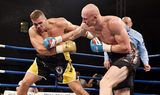 Galavečer boxu v Ústí nad Labem: Tomáš Šálek (vlevo) porazil v těžké váze...