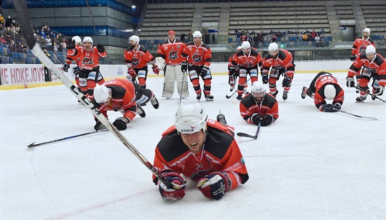 Chomutovští hokejisté slaví výhru v krajské lize.