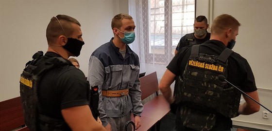 Jednadvacetiletý Patrick Wächter u Krajského soudu v Plzni. (21. 9. 2020)