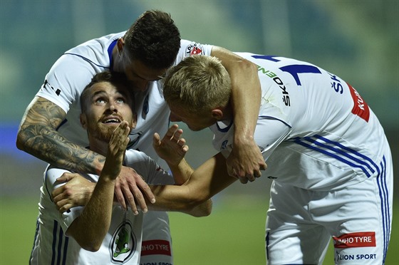 Dominik Ma�ek z Boleslavi (dole) se raduje z druhého gólu svého týmu v duelu s...