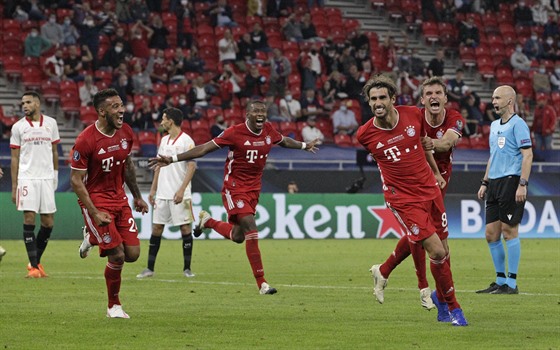 Javi Martínez z Bayernu Mnichov oslavuje svj gól v Superpoháru proti Seville.