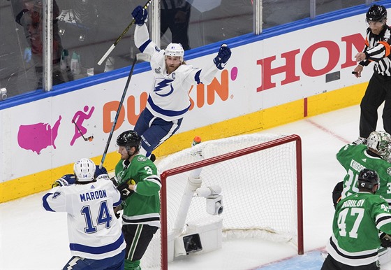 Kapitán Tampy Steven Stamkos slaví gól ve finále Stanley Cupu s Dallasem.