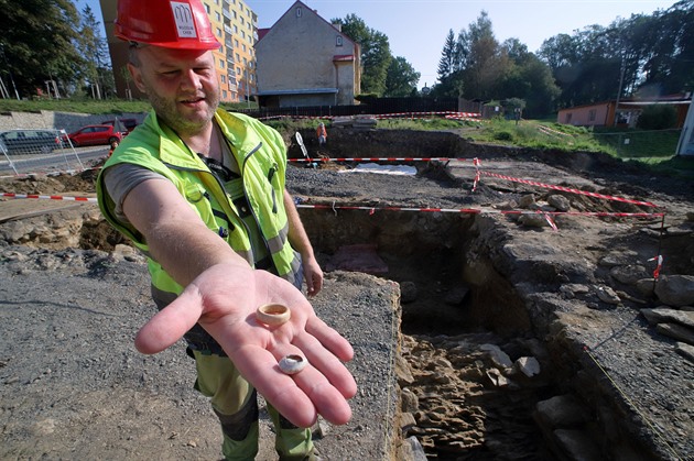 Archeolog Michal Beránek ukazuje nálezy ze sklepení v Píbramské ulici v Ai.