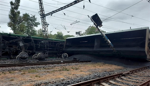 Vlak s uhlím na Teplicku vykolejil kvůli zlomené nápravě, škoda je 42 milionů