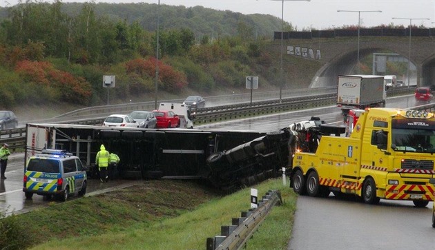 V zúžení na D3 u Tábora se čelně srazily dva kamiony, dálnice stojí