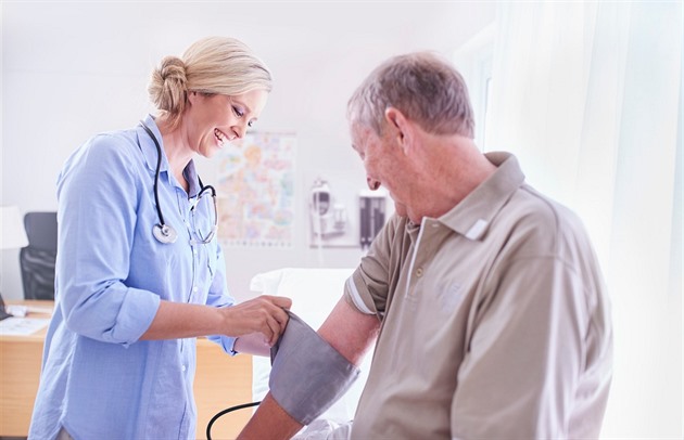 Tlak je třeba měřit třikrát, lékaři na to často nedělají a je to chyba, říká kardiolog