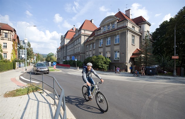 Rozloitý komplex dominuje kiovatce ulic Vítzná a Husova.