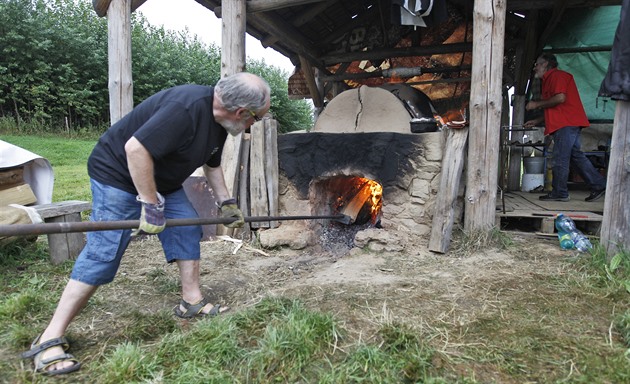 V replice středověké pece zkusí historici tavit železo, zájemci pomohou dmýchat