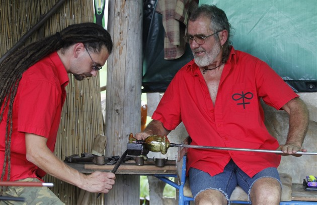 V historické peci se opět taví sklo. Z experimentu se stal středověký den