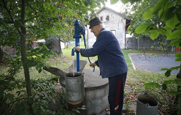 Lidé v Havlíkov Brod jsou zvyklí chodit s nádobami k peliv udrovaným...