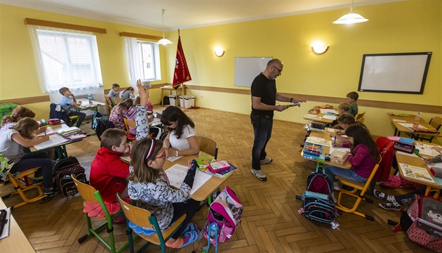 V první a ve druhé třídě bude slovní hodnocení místo známek, kývli poslanci