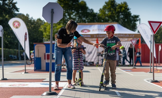 Projekt Jedu poprvé učí děti dopravní značky i základy chování v silničním...