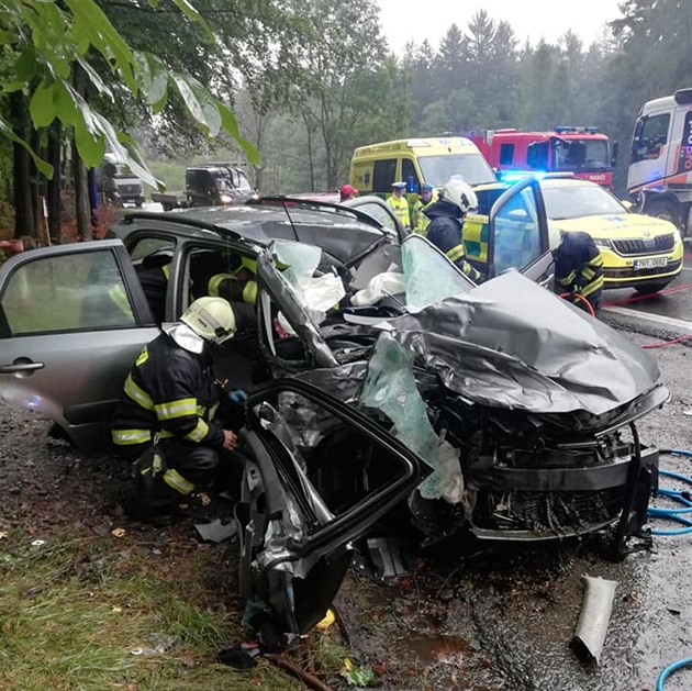 Mezi Výinkou a Kocbeemi se srazilo osobní auto s nákladním (29. 9. 2020).