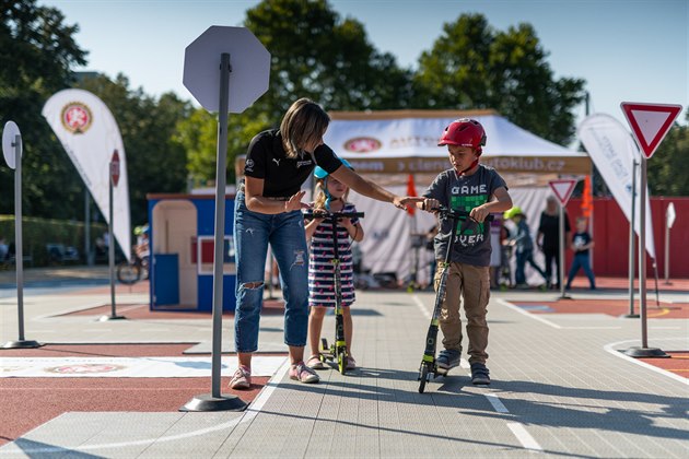 Projekt Jedu poprvé uí dti dopravní znaky i základy chování v silniním...