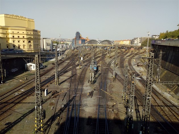 Jestli magistrát povolí developerovi zastavt i prostor nad kolejemi památkov chránného nádraí Praha-hlavní nádraí, tak tento pkný fotogenický pohled navdy zmizí, tak jako denn nco pkného v Praze nenávratn zaniká. Jen aby se nakrmil Otesánek, kt