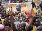 Obyvatelé Bamaka s portrétem plukovníka Assimi Goity, který stojí v ele...