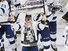 Hokejisté Tampy se radují z trofeje, slavný Stanley Cup zvedá útoník Ondej...