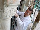 Restaurtoi pracuj na pilastrovch sloupcch pravoslavnho chrmu sv. Olgy ve...