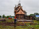 Rozestavný kostel ve vesnici Amgu na ruském Dálném východ (26. ervence 2020)