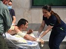 Zdravotníci oetují civilistu, jen byl rann pi bojích mezi arménskými a...