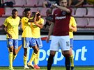 Fotbalisté Zlína se radují z prvního gólu proti Spart, který dal Youba Dramé...