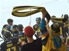 Hokejisté Litvínova slaví vstelenou branku.