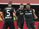 Kerem Demirbay z Leverkusenu (vpravo) slaví se spoluhrái svou trefu do sít...