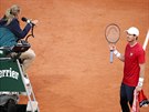 Andy Murray z Velké Británie diskutuje s rozhodí v prvním kole Roland Garros.