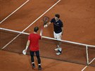 Brit Andy Murray (v erveném) gratuluje výcaru Stanu Wawrinkovi k postupu z...