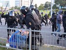 Bloruská policie pouila vodní dla k rozehnání demonstrant, kteí v hlavním...