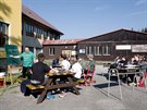 Ze �koly Jana Masaryka v Harrachov� vytahali stoly a �idle, �koln�k na�el na...