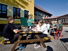 Ze �koly Jana Masaryka v Harrachov� vytahali stoly a �idle, �koln�k na�el na...