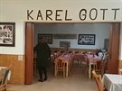 Karel Gott m vzpomnkovou mstnost v budov hospdky, kam rd chodil
