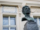 Ped domem je busta spisovatele Bohumila Havlasy.