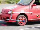 Odbornci pi crash testech pouvaj systm kladek a pipevuj lana k autm.