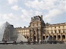 Peloton projídí kolem muzea umní Louvre bhem 21. etapy Tour de France.