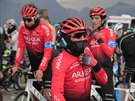 Jezdci týmu Arkéa-Samsic v ele s  Nairem Quintanou oblékají teplejí svrky v...
