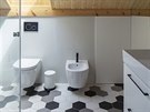 Koupelna v pate s hravou hexagonální dlabou