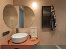 Koupelna ve stedu bytu kopíruje barevné schéma hlavního prostoru. Vstupuje se...